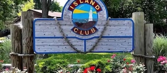 Easy Stay w/ 2 Parking Spots | 8 ppl | IC83