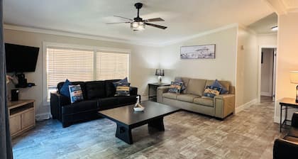 Easy Stay w/ 2 Parking Spots | 8 ppl | IC83