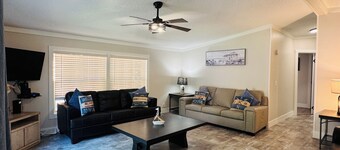 Easy Stay w/ 2 Parking Spots | 8 ppl | IC83