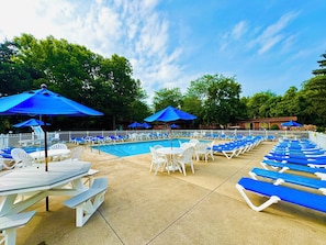 A heated pool - Easy Stay w/ 2 Parking Spots | 8 ppl | IC83 (Put-in-Bay)