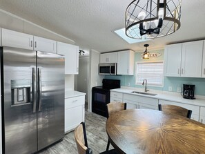 Geladeira, micro-ondas, fogão, cooktop