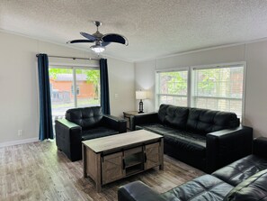 Smart TV - Chill & Cozy Back Escape—Grill Time | 8 ppl | IC99 (Put-in-Bay)