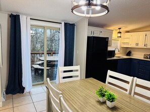 Dining - Your Crew’s Comfort Zone | 10 ppl | IC105 (Put-in-Bay)