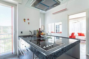 Frigorifero, microonde, forno, piano cottura