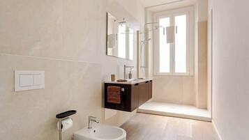 Douche, sĂšche-cheveux