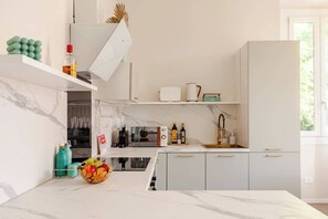 ثلاجة، ميكروويف، فرن، موقد طهي مسطح