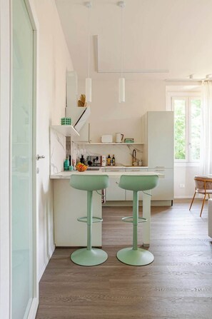 Frigorifero, microonde, forno, piano cottura