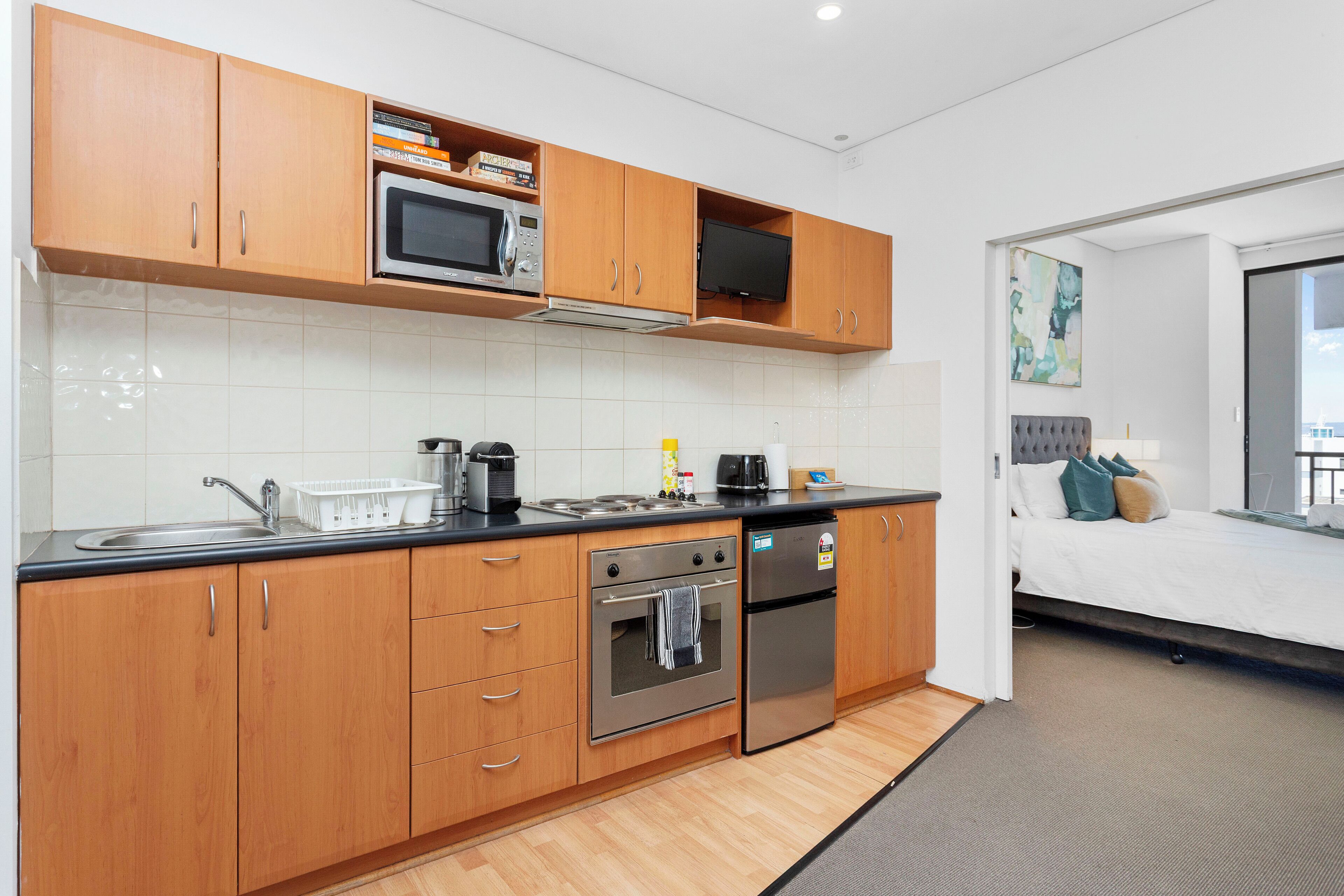 Mikrowelle, Ofen, Herdplatte, Wasserkocher mit Kaffee-/Teezubehör