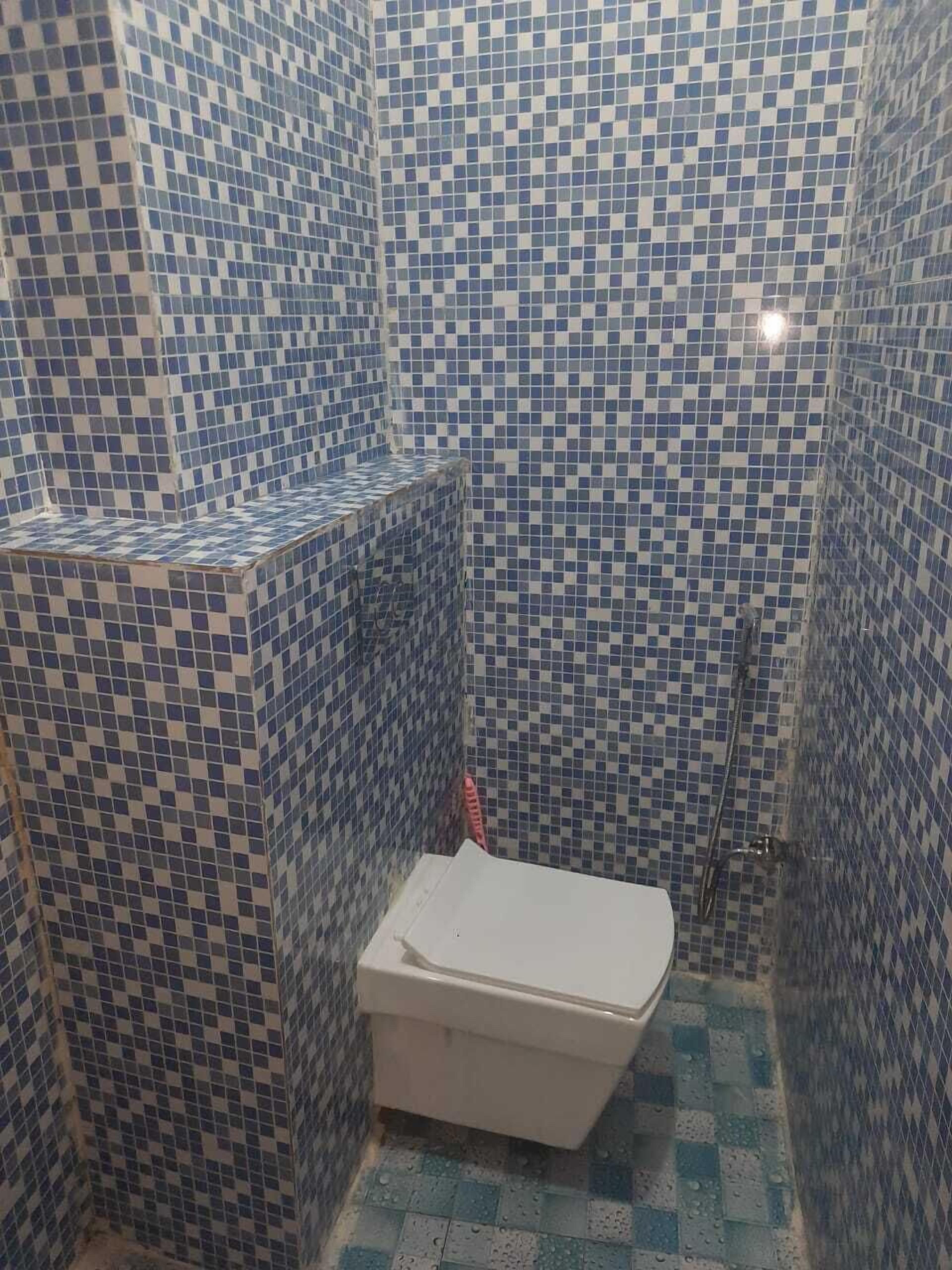Regadera, amenidades de baño gratuitas, toallas, jabón 