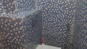 Regadera, amenidades de baño gratuitas, toallas, jabón