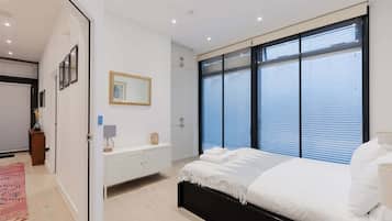 2 bedrooms, iron/ironing board, travel crib, internet