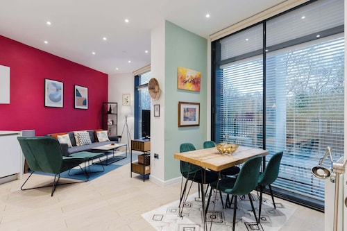 Tasteful 2BD Canalside Hideaway in Hackney