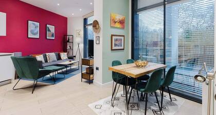 Tasteful 2BD Canalside Hideaway in Hackney
