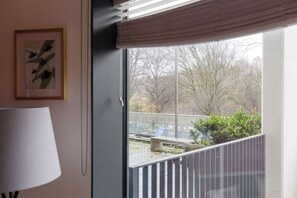 Interior - Tasteful 2BD Canalside Hideaway in Hackney (Greater London)