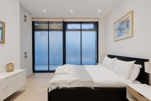 2 habitaciones, tabla de planchar con plancha, cuna de viaje y internet 