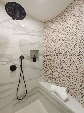 Shower, eco-friendly toiletries, hair dryer, bidet - Center Suite Cagliari (Cagliari)