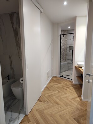Regadera, amenidades de baño ecológicas, secadora de cabello, bidet 