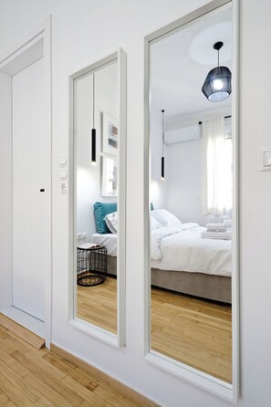 3 bedrooms, iron/ironing board, free WiFi, bed sheets - Spacious 3-Bedroom Retreat in the Heart of Pagrati (Athina)