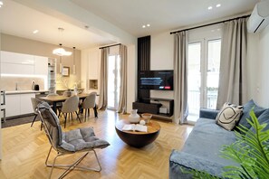 Smart TV - Spacious 3-Bedroom Retreat in the Heart of Pagrati (Athina)