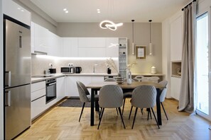 Fridge, microwave, oven, stovetop - Spacious 3-Bedroom Retreat in the Heart of Pagrati (Athina)