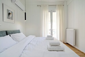 3 bedrooms, iron/ironing board, free WiFi, bed sheets - Spacious 3-Bedroom Retreat in the Heart of Pagrati (Athina)
