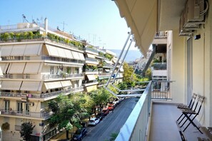 Edifici residencial de diversos pisos amb balcons, vista al carrer i cel serè.