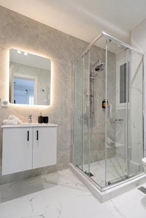 Shower, hair dryer, towels, soap - Spacious 3-Bedroom Retreat in the Heart of Pagrati (Athina)