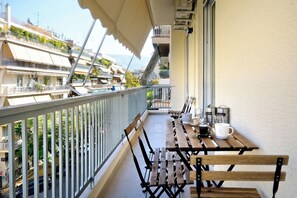 Outdoor dining - Spacious 3-Bedroom Retreat in the Heart of Pagrati (Athina)