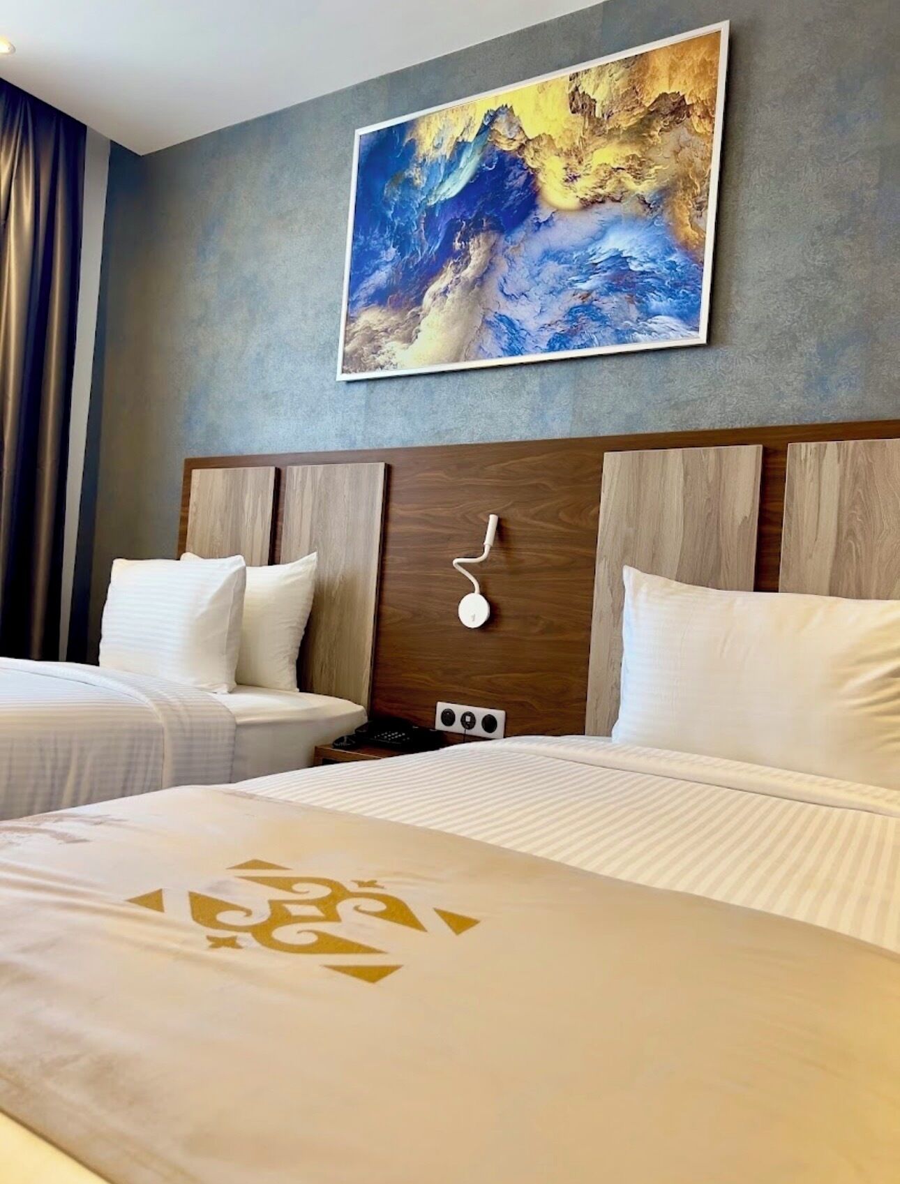 Kahden hengen deluxe-huone (yksi tai kaksi sänkyä) | Tallelokero huoneessa, työpöytä