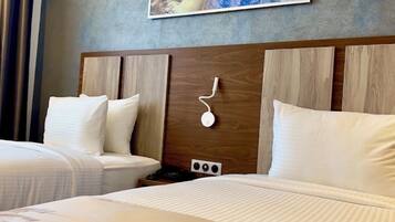 Deluxe-værelse med dobbeltseng eller 2 enkeltsenge | Pengeskab på værelset, skrivebord, arbejdsområde til bærbare computere