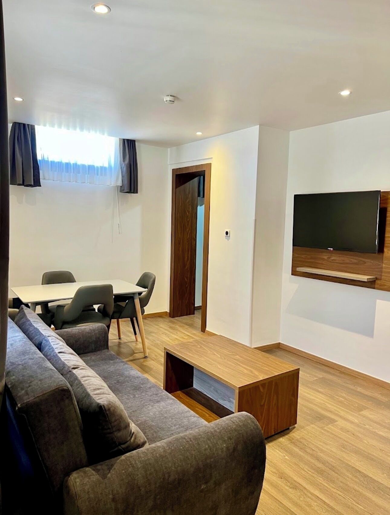 Tallelokero huoneessa, työpöytä