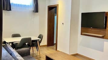 Pengeskab på værelset, skrivebord, arbejdsområde til bærbare computere