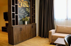 客房內保險箱、書桌、筆電工作空間、遮光布/窗簾