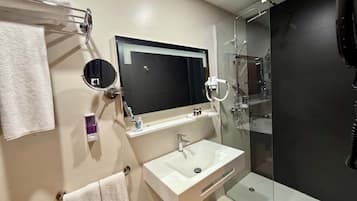 Deluxe Double or Twin Room | Bathroom | Shower, free toiletries, hair dryer, towels