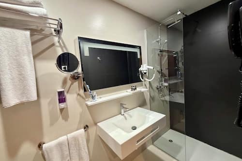 Chambre Deluxe Double ou avec lits jumeaux | Salle de bain | Douche, articles de toilette gratuits, sèche-cheveux