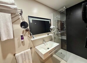 Habitació doble o amb dos llits individuals Deluxe | Bany | Dutxa, articles de tocador gratuïts, assecador de cabells i tovalloles 