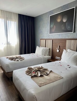 豪華雙人或雙床房 | 客房內保險箱、書桌、筆電工作空間、遮光布/窗簾