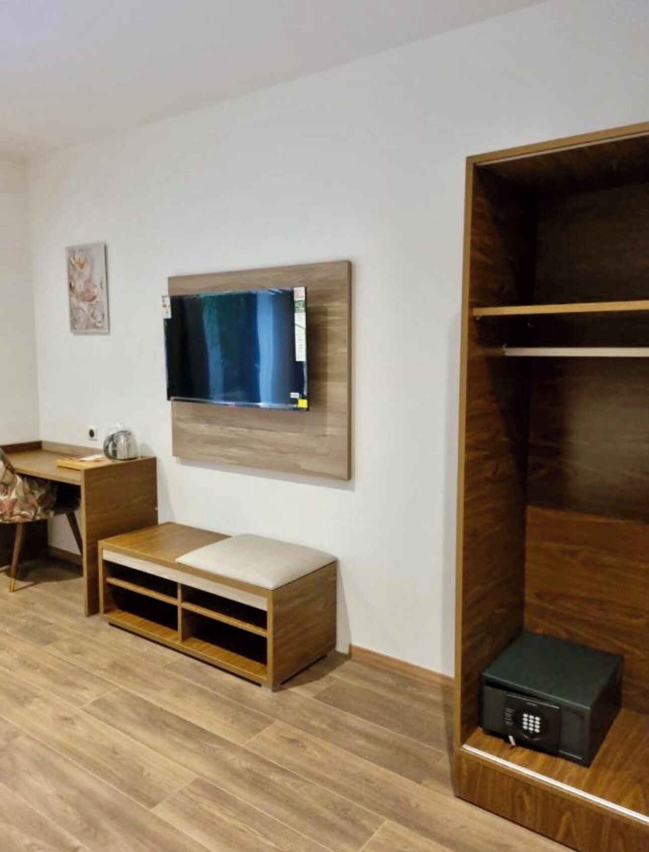 Deluxe-værelse med dobbeltseng eller 2 enkeltsenge | Pengeskab på værelset, skrivebord, arbejdsområde til bærbare computere