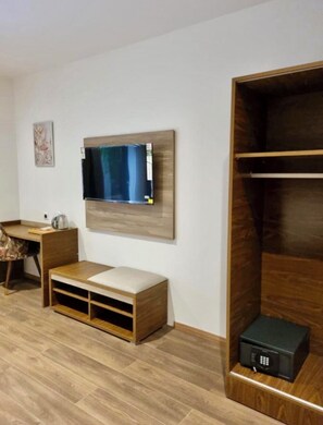 Deluxe-værelse med dobbeltseng eller 2 enkeltsenge | Pengeskab på værelset, skrivebord, arbejdsområde til bærbare computere