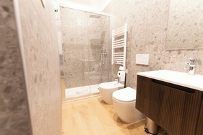 Doccia, asciugacapelli, bidet, sapone