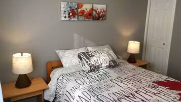 4 bedrooms, iron/ironing board, WiFi (free), bed sheets