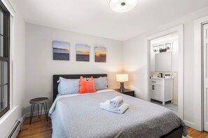 3 habitaciones, tabla de planchar con plancha, wifi y ropa de cama 