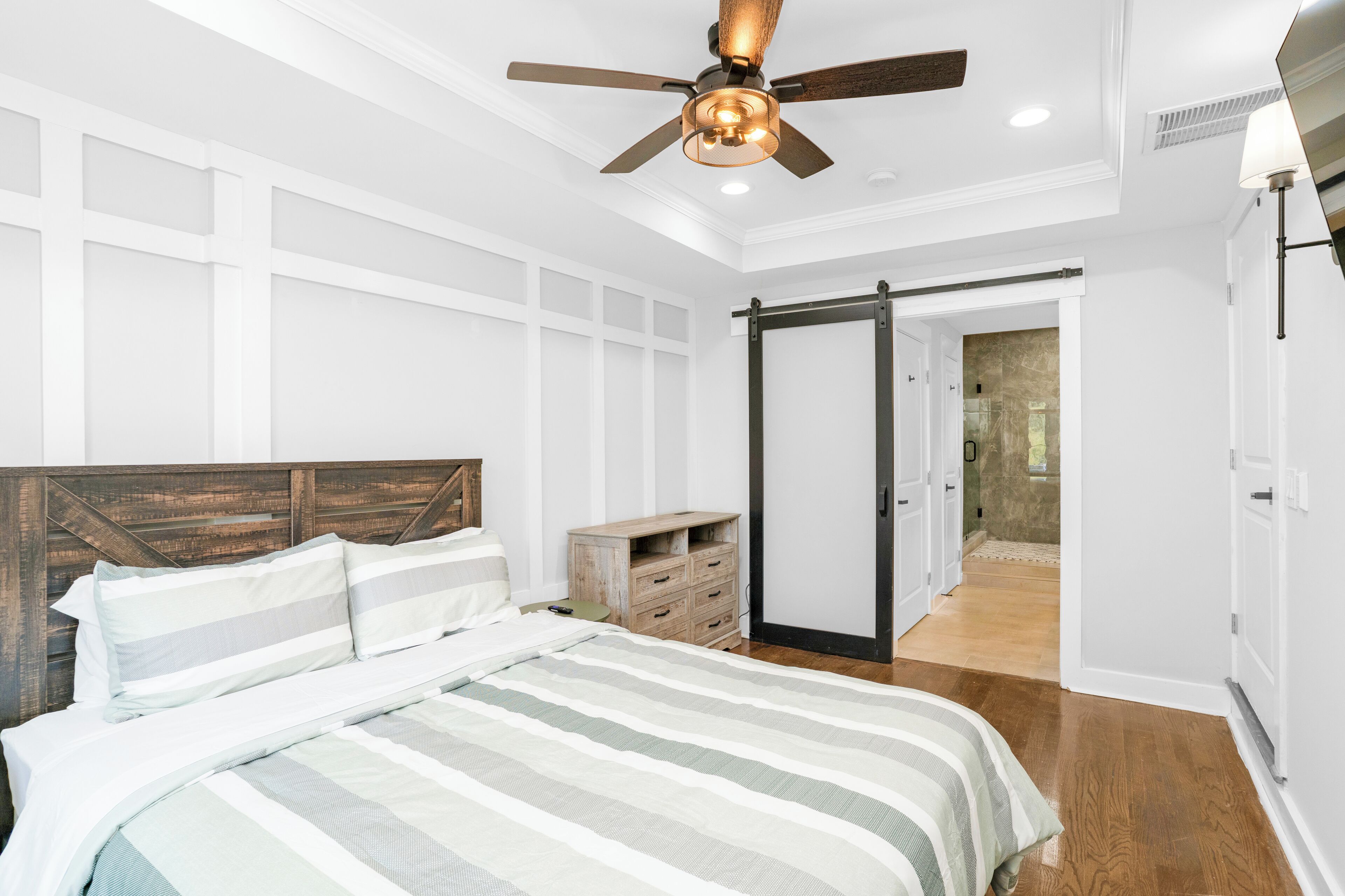 4 bedrooms, iron/ironing board, WiFi, bed sheets