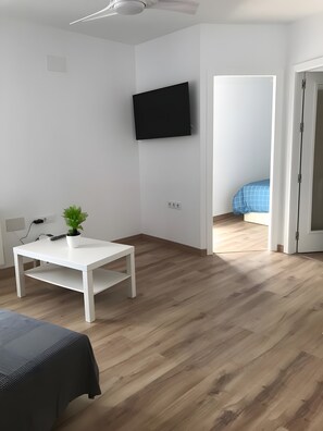 Tabla de planchar con plancha, wifi y ropa de cama 