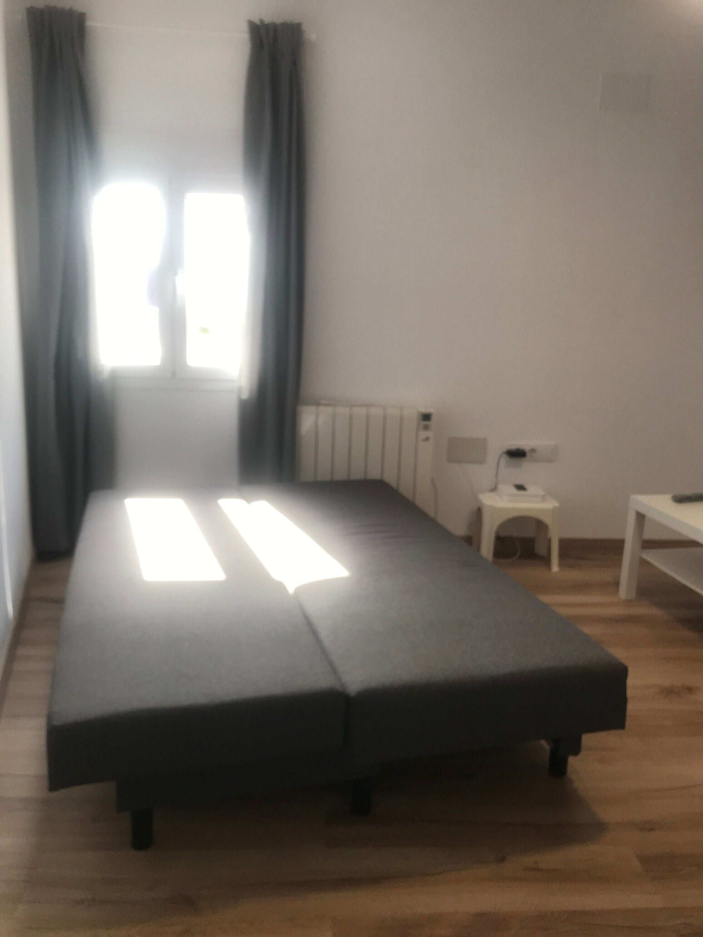 Een strijkplank/strijkijzer, wifi, beddengoed