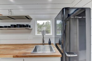 Fridge, microwave, coffee/tea maker, cookware/dishes/utensils - Canary-Inspired Tiny Home Retreat Near Blanco State Park (Blanco)