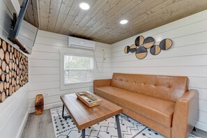 TV - Canary-Inspired Tiny Home Retreat Near Blanco State Park (Blanco)