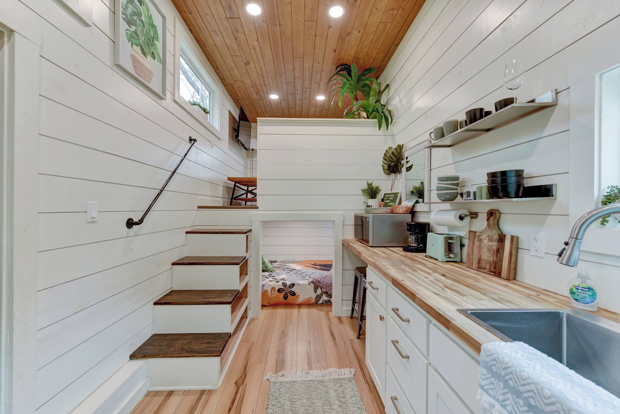 Kylskåp, mikrovågsugn, kaffe- och tebryggare och grytor/köksredskap