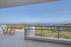Property grounds - Villa 'Niarchos' with Sea View, Wi-Fi, and Air Conditioning (Corfu)