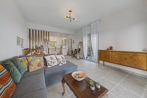 Living area - Villa 'Niarchos' with Sea View, Wi-Fi, and Air Conditioning (Corfu)